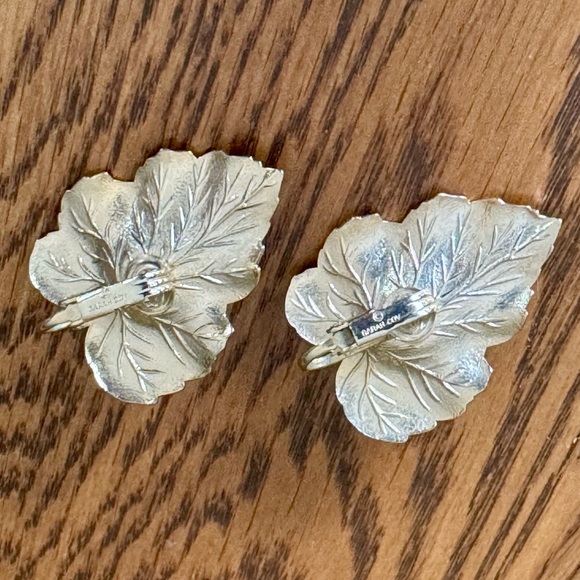 Vintage Sarah Coventry Gold Leaf Clip
Earrings Opalescent Center Botanical - Picture 2 of 4